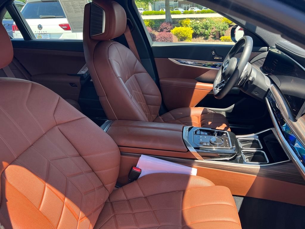 2025 BMW 7 Series 750e - Photo 30