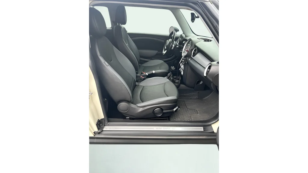 Used 2009 White MINI S image 8