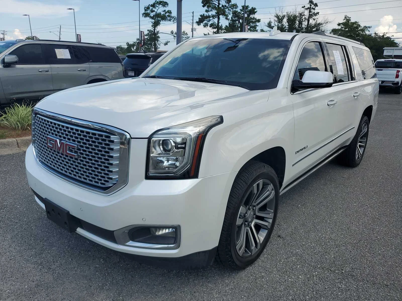 Used 2017 WHITE FROST TRICOAT GMC Denali image 1