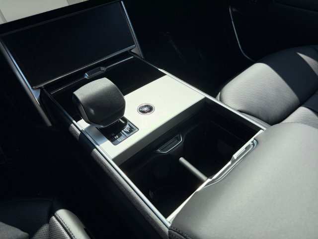 New 2026 Carpathian Grey Land Rover SE image 24