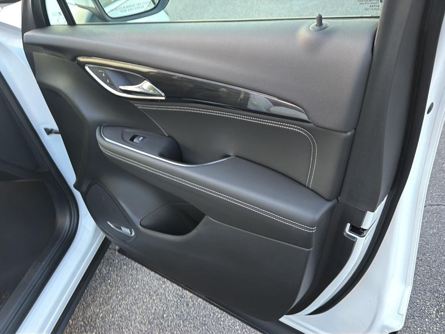 Used 2023 Summit White Buick Essence image 14