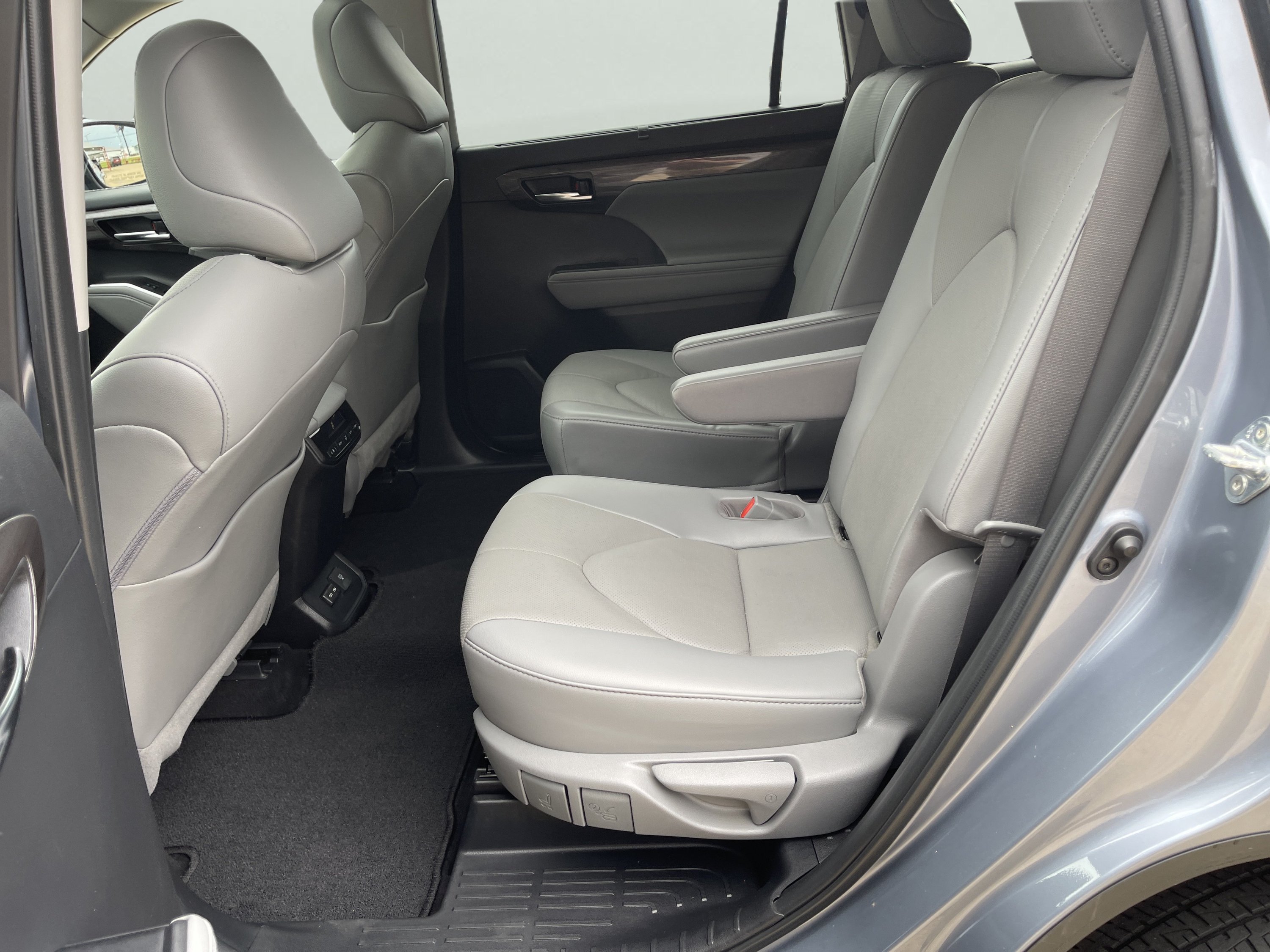 Used 2022 Moon Dust Toyota Limited image 12