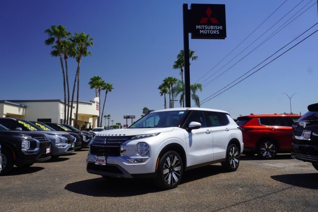 2026 Mitsubishi Outlander SE FWD's photo