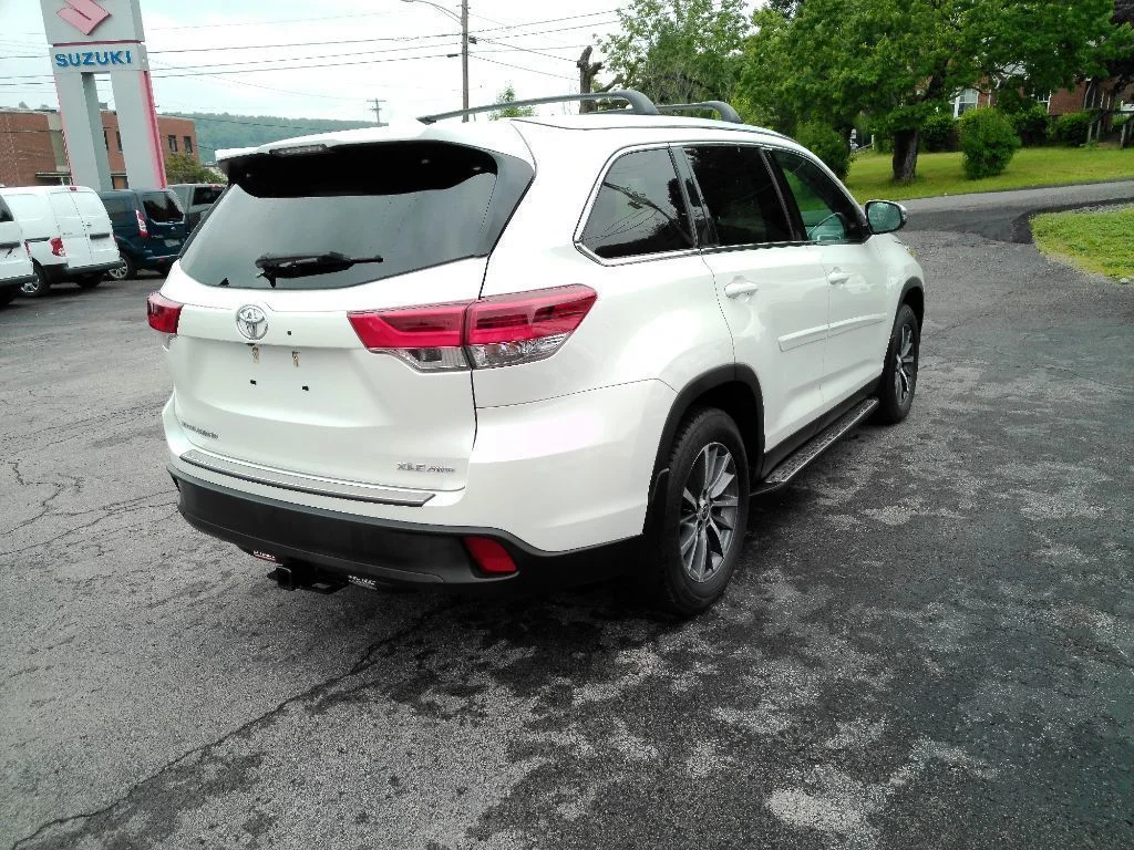 Used 2019 White Toyota XLE image 5