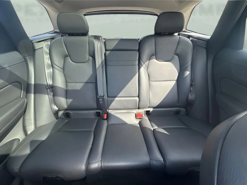 Used 2020 Black Volvo T5 Momentum image 7