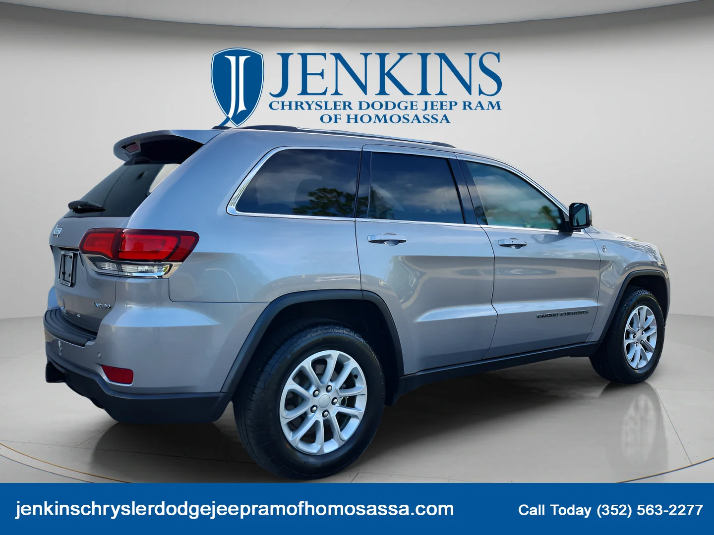 Used 2021 Billet Silver Metallic Clearcoat Jeep Laredo E image 3