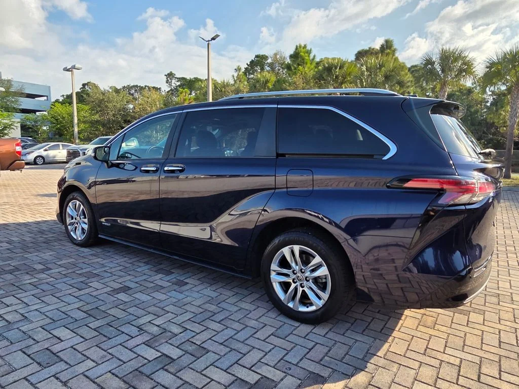 Used 2021  Toyota Limited image 9