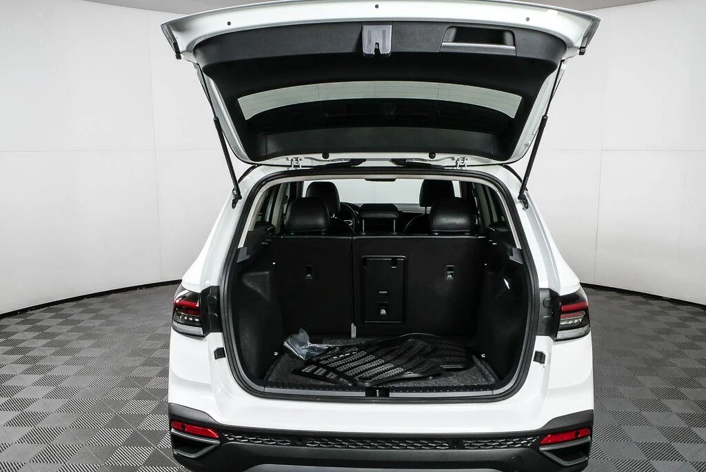 New 2026 Pure White w/Deep Black Roof Volkswagen SE Black image 30