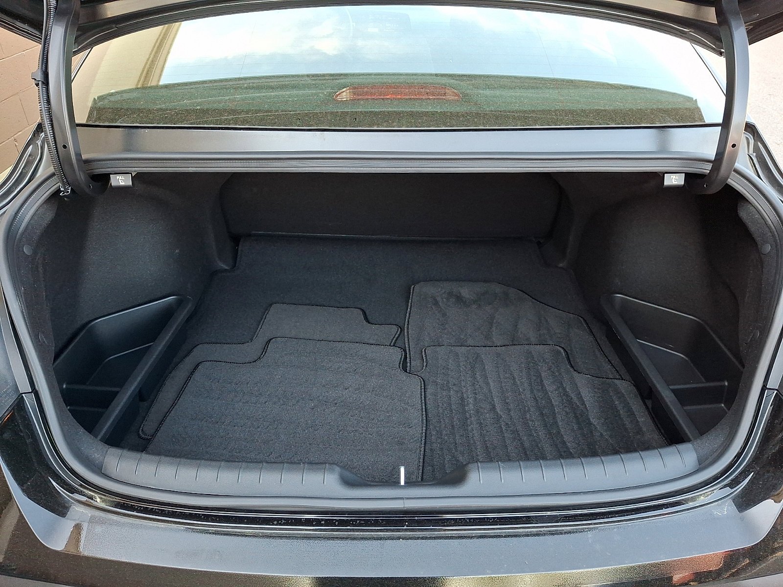 Used 2025 Abyss Black Hyundai SEL Sport image 27