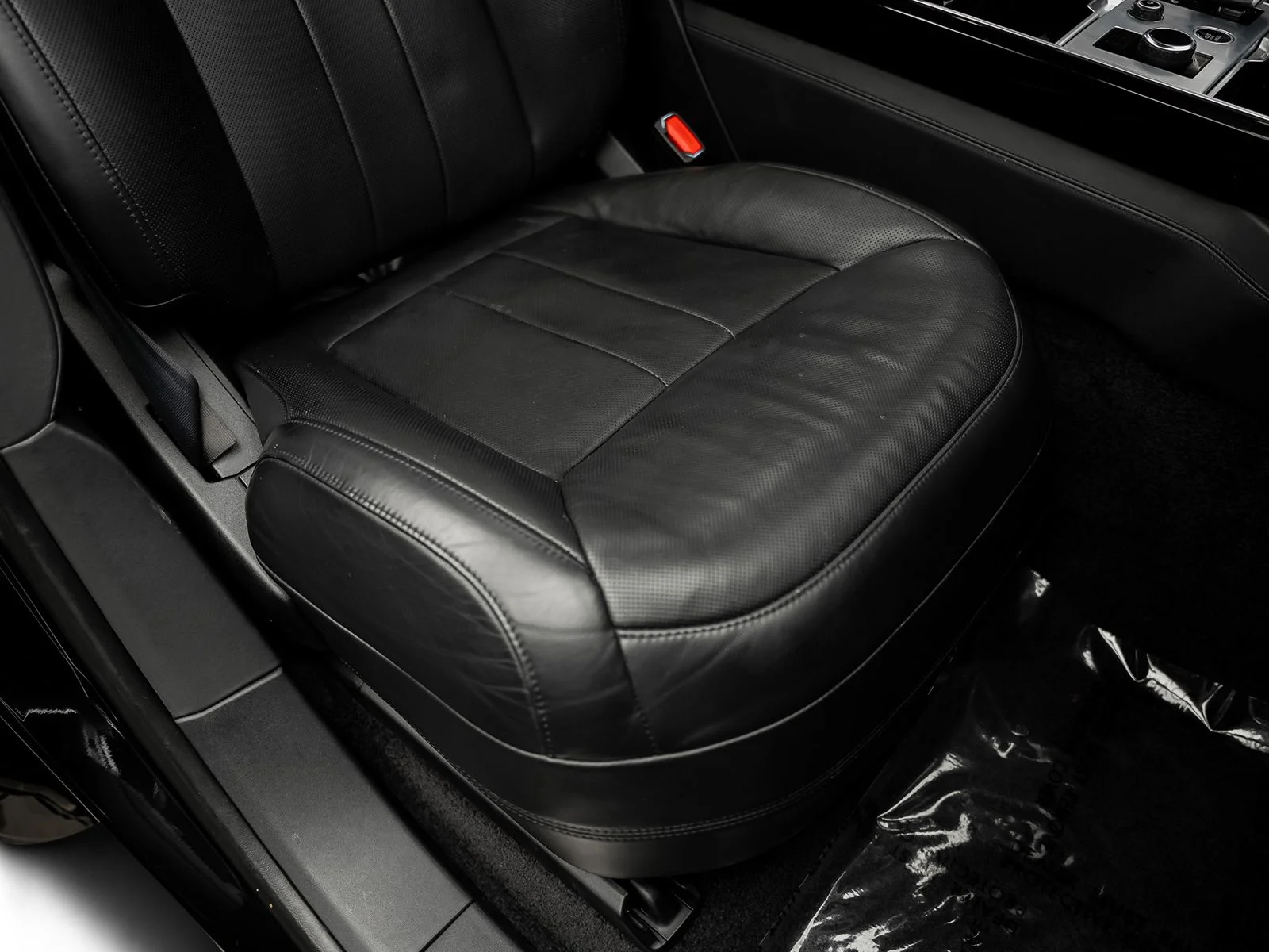 Used 2023 Black Land Rover SE image 32