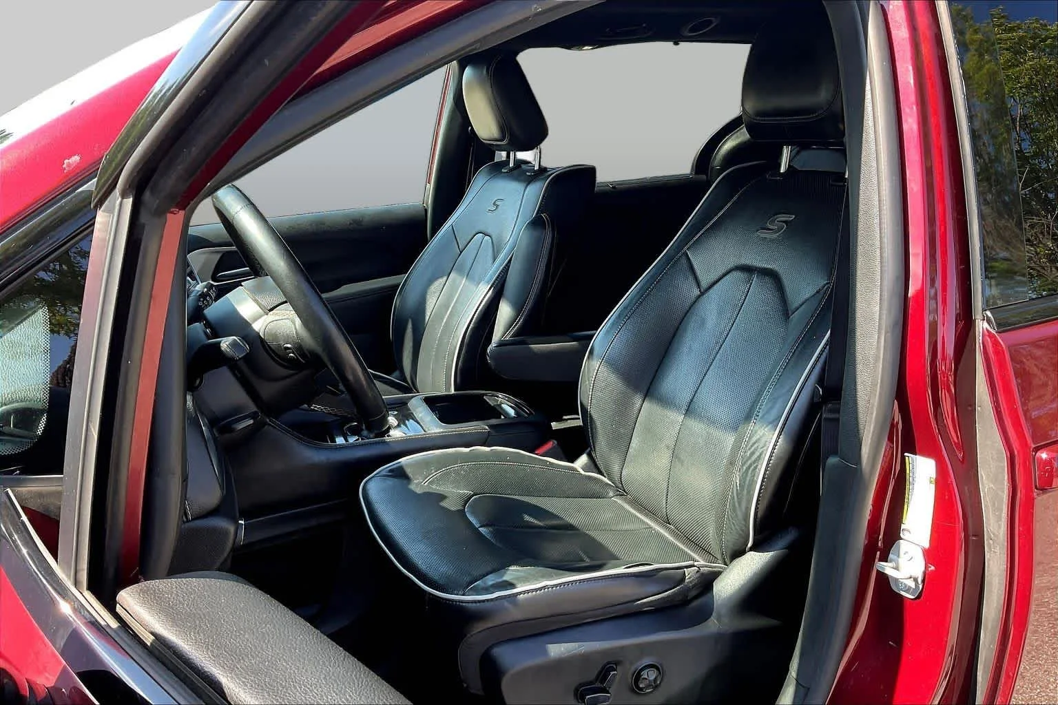 Used 2023 Velvet Red Pearlcoat Chrysler Limited image 8