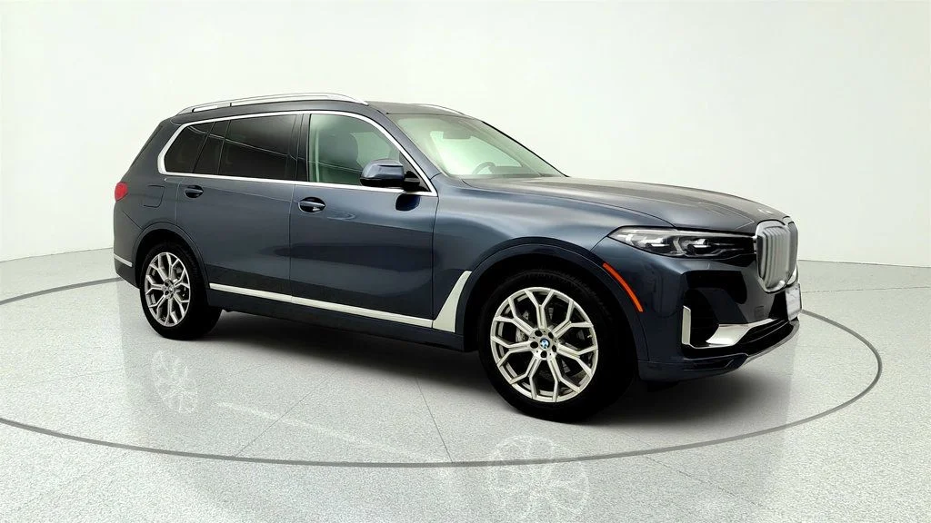 Used 2021 Arctic Grey Metallic BMW xDrive40i SAV w/ Premium, Parking Assistance & Cold Weather Pkgs image 3