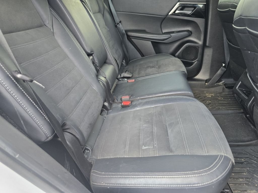 Used 2022 White Mitsubishi SE image 18