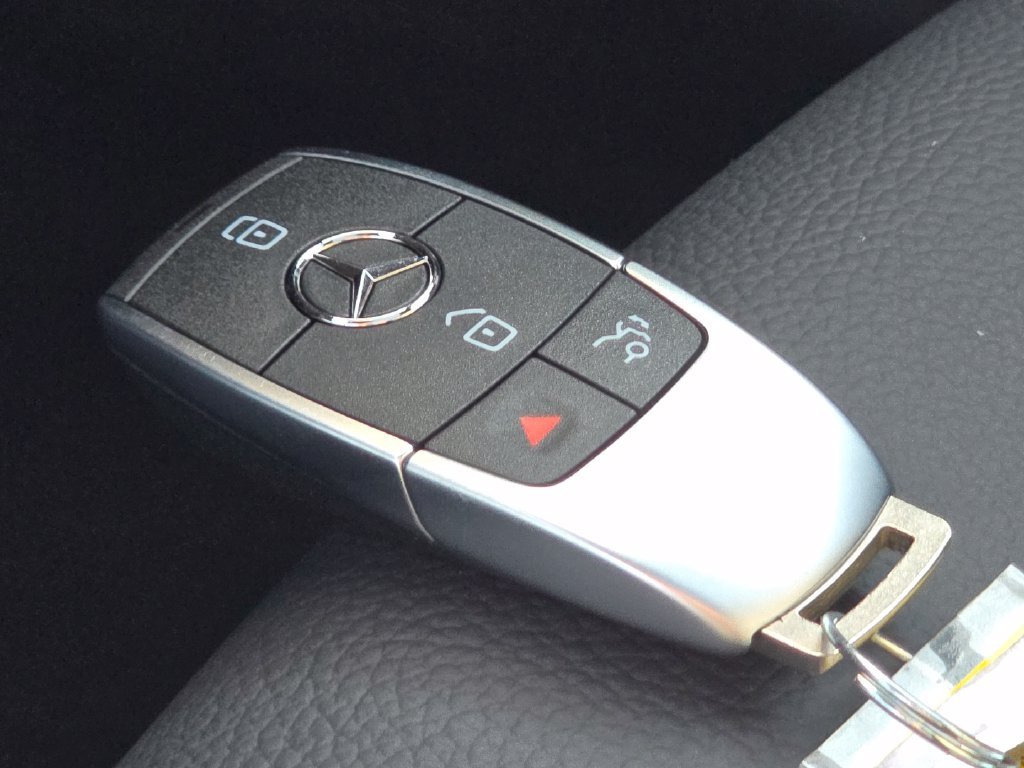 New 2026 Starling Blue Metallic Mercedes-Benz GLB 250 image 76