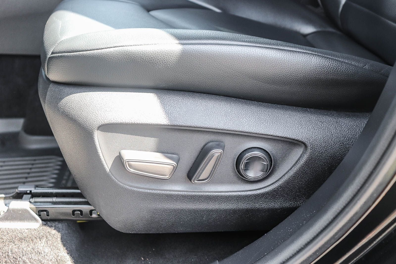 Used 2022 Midnight Black Metallic Toyota XLE image 27