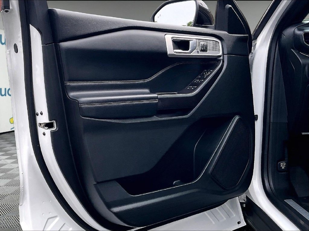 Used 2020 White Ford Limited image 9
