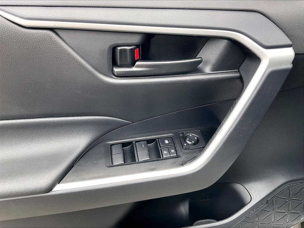 Used 2025 Ice Toyota LE image 36