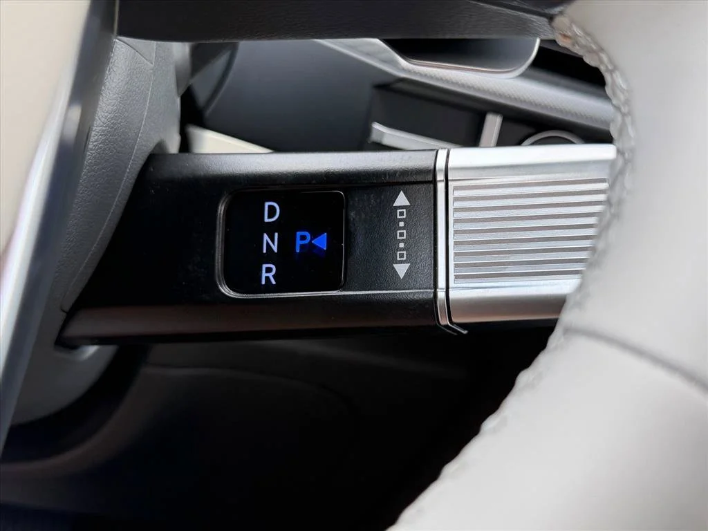Used 2027 White Hyundai SE image 19