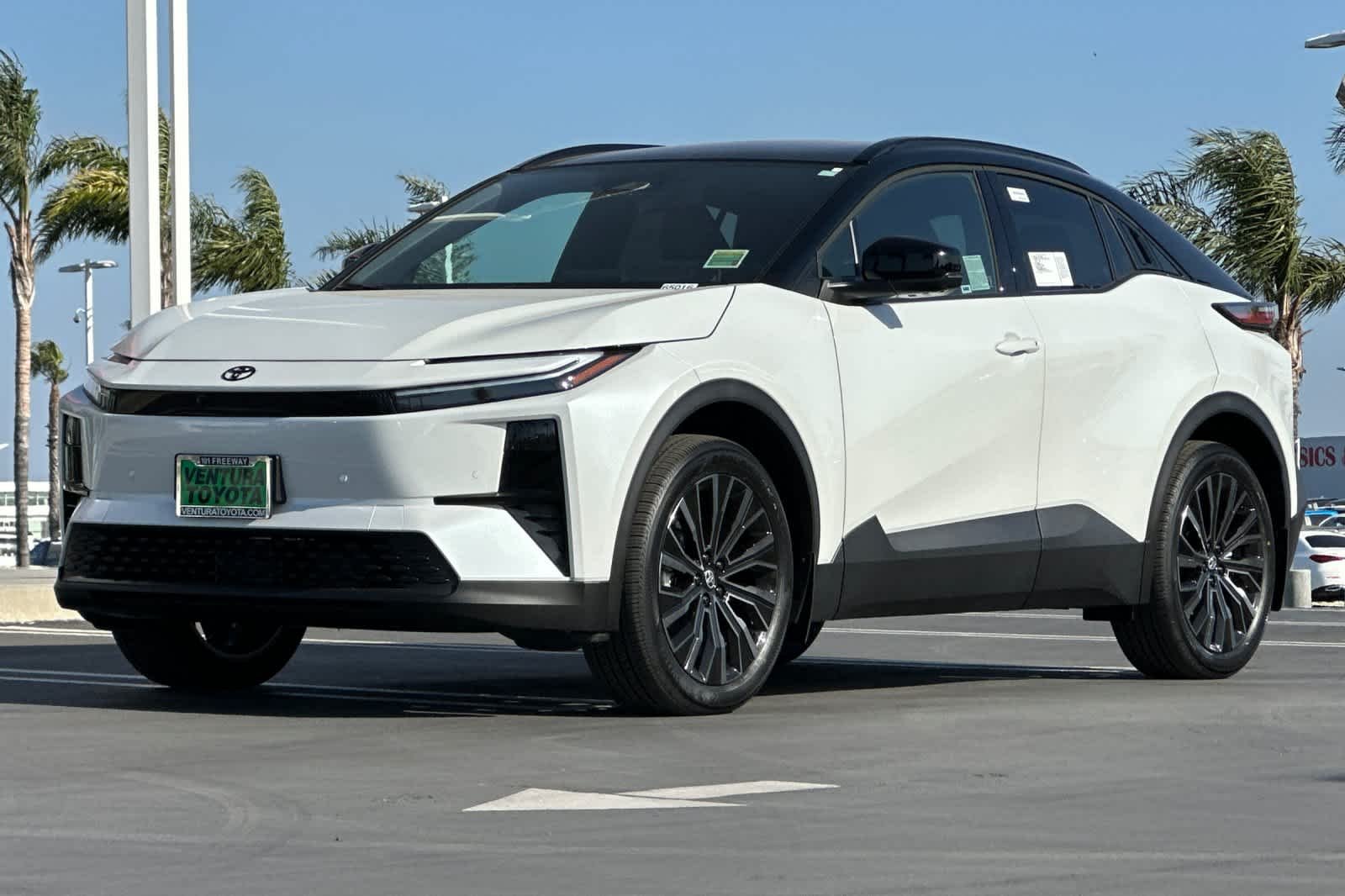 New 2026 Wind Chill Pearl with Midnight Black Metallic roof <sup>1</sup> Toyota  XSE image 8