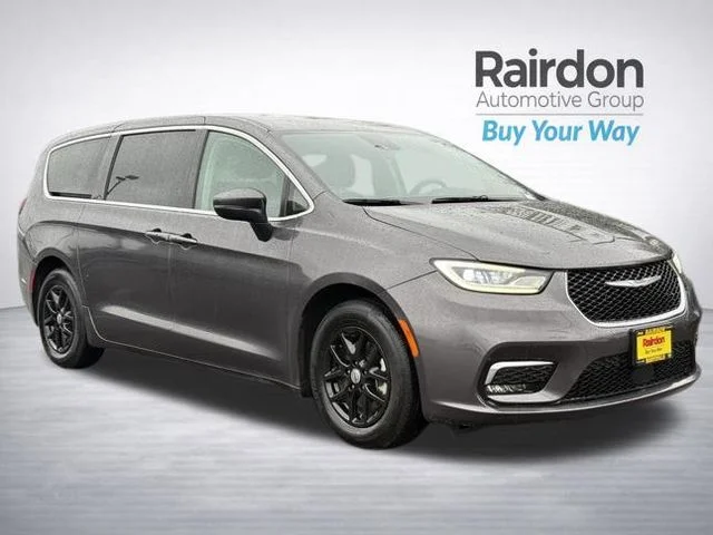 2023 Chrysler Pacifica Touring L's photo