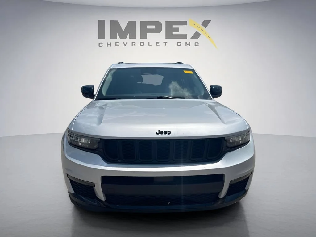 Used 2022  Jeep Limited image 8