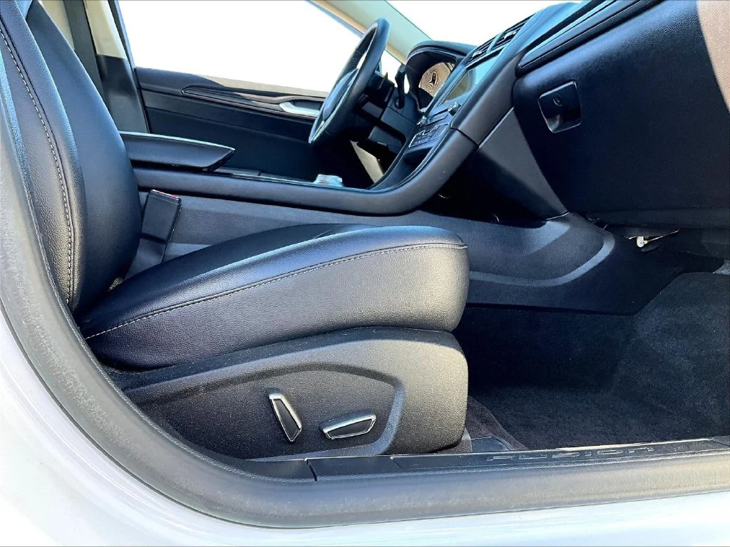 Used 2018 Oxford White Ford SE image 34