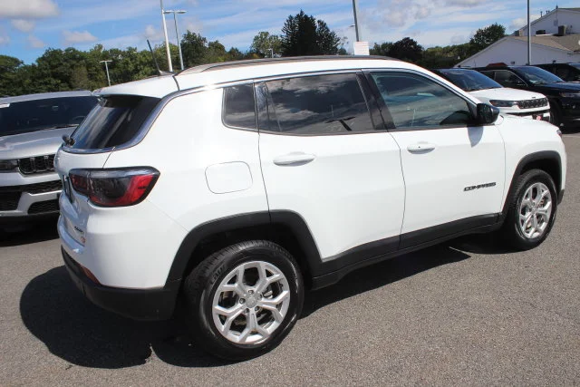 Used 2024 White Jeep Latitude image 29