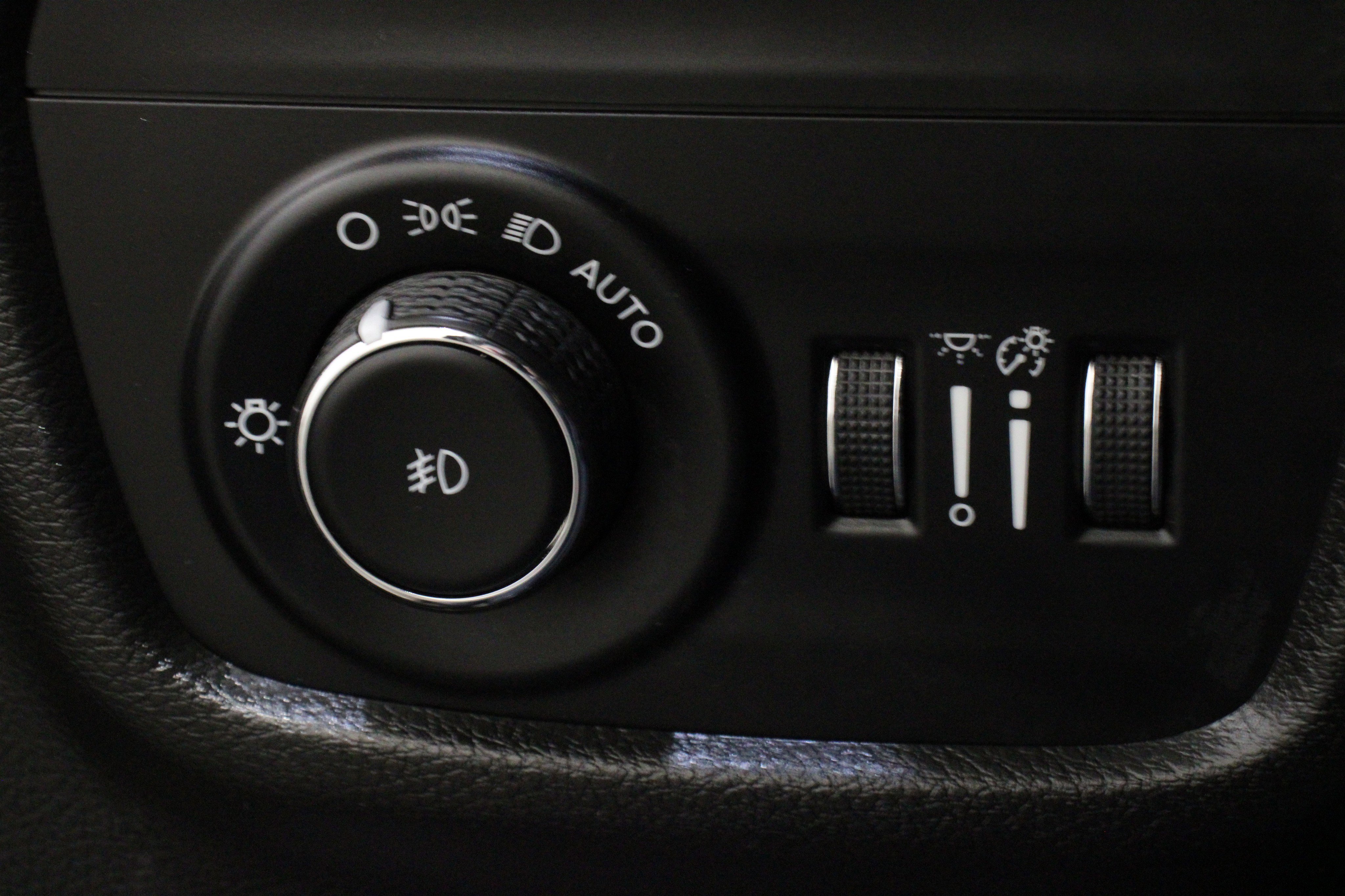 Used 2023 Diamond Black Crystal Pearlcoat Jeep Limited image 11