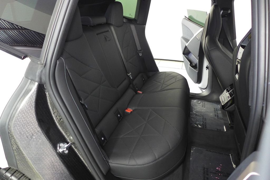 Used 2024 Mineral White Metallic BMW xDrive50 image 19