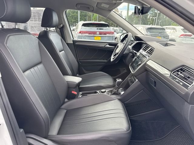 Used 2022 Pure White Volkswagen SE image 9
