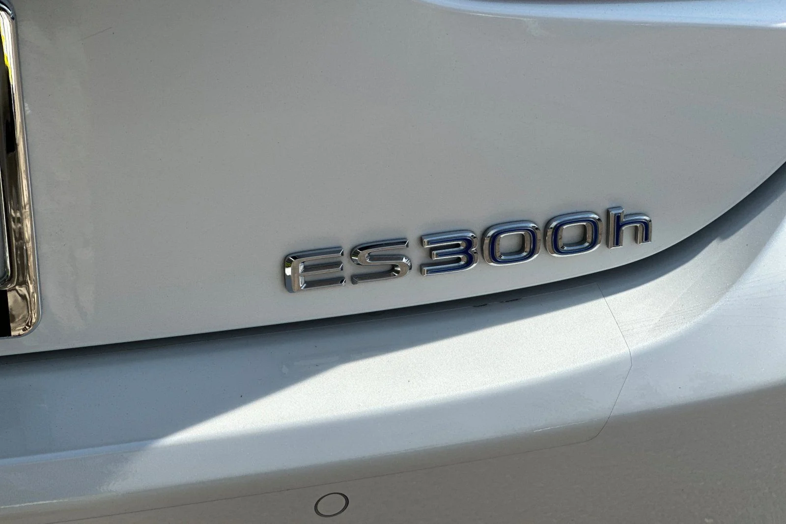 Used 2020 White Pearl Lexus 300h image 21