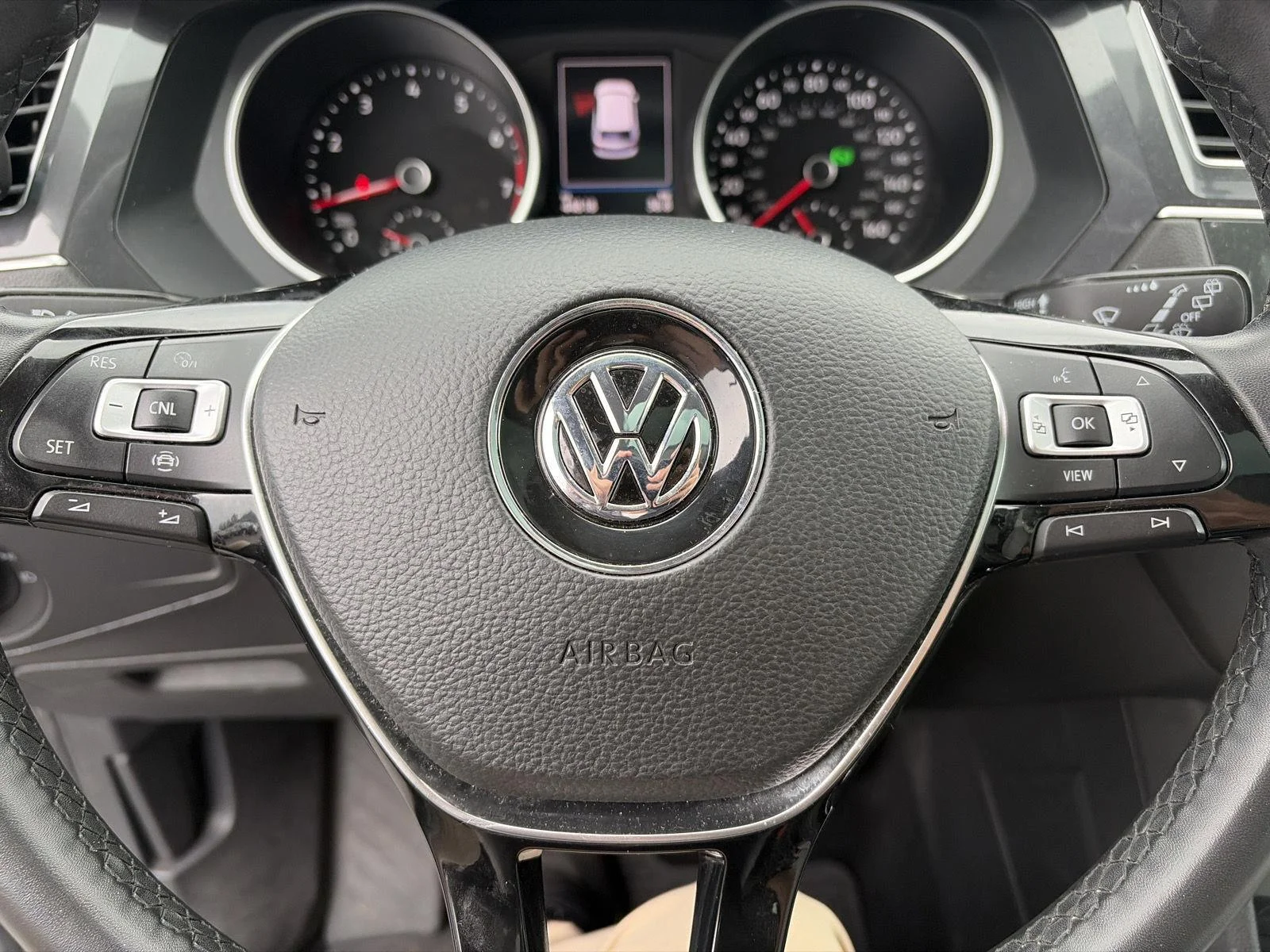 Used 2020 Pyrite Silver Metallic Volkswagen SE image 16