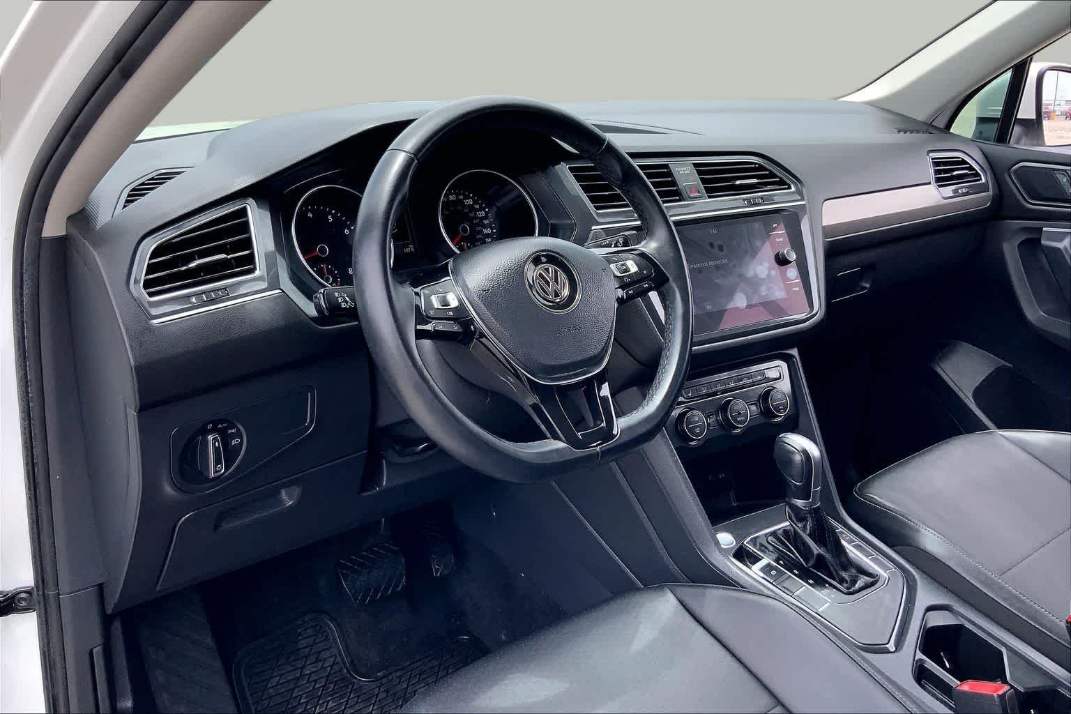 Used 2018 Pure White Volkswagen SE image 17