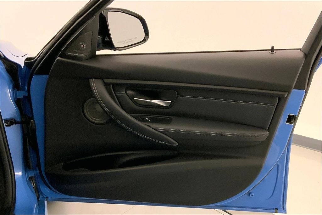 Used 2018 Yas Marina Blue Metallic BMW  image 25