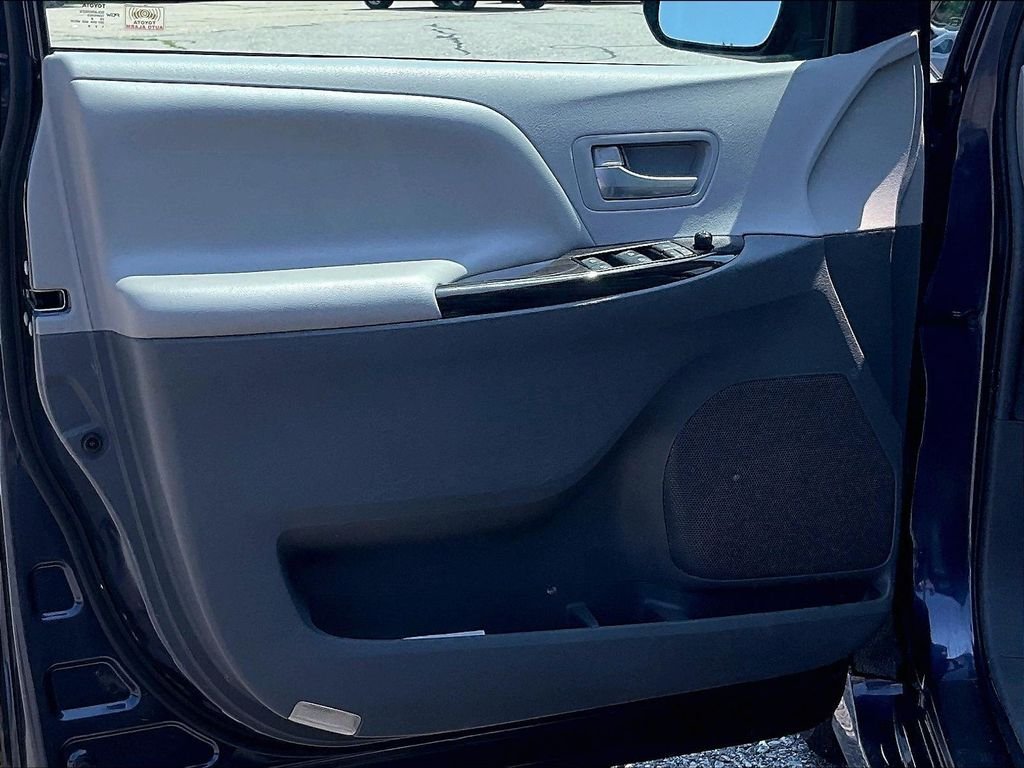 Used 2018 Beige Toyota XLE Premium image 9
