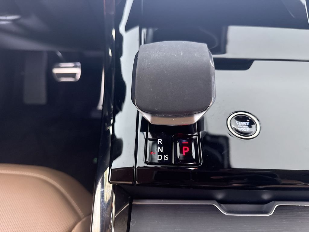 Certified Used 2024 White Land Rover Dynamic SE image 18