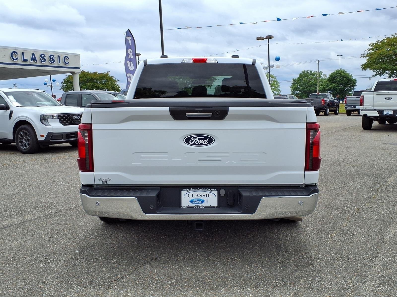 New 2024 Oxford White Ford XLT image 10