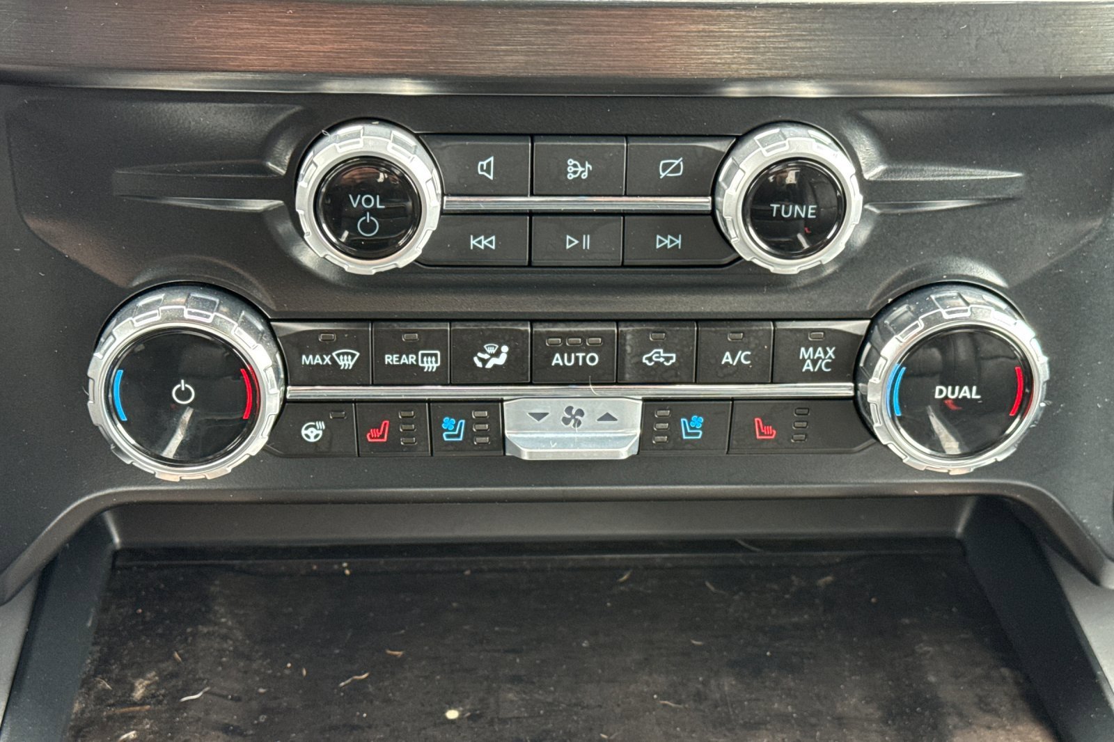 Used 2024 Gray Metallic Ford LARIAT image 20