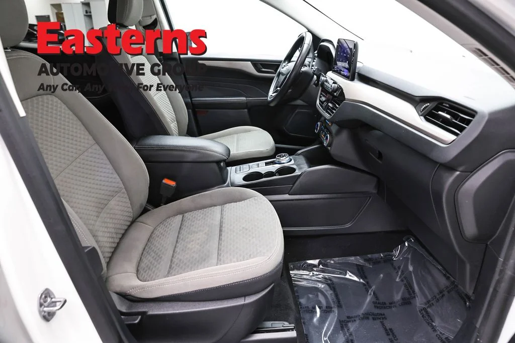 Used 2022 White Ford SE image 25