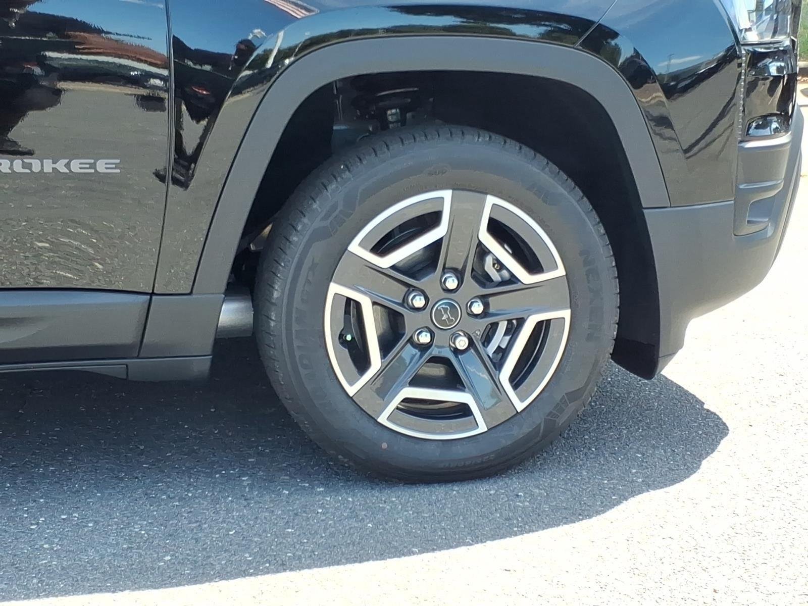 New 2026 Diamond Black Crystal Pearl-Coat Exterior Paint Jeep Laredo image 14