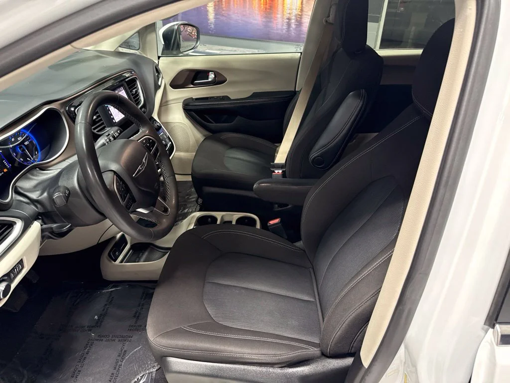 Used 2022 White Chrysler LX image 23