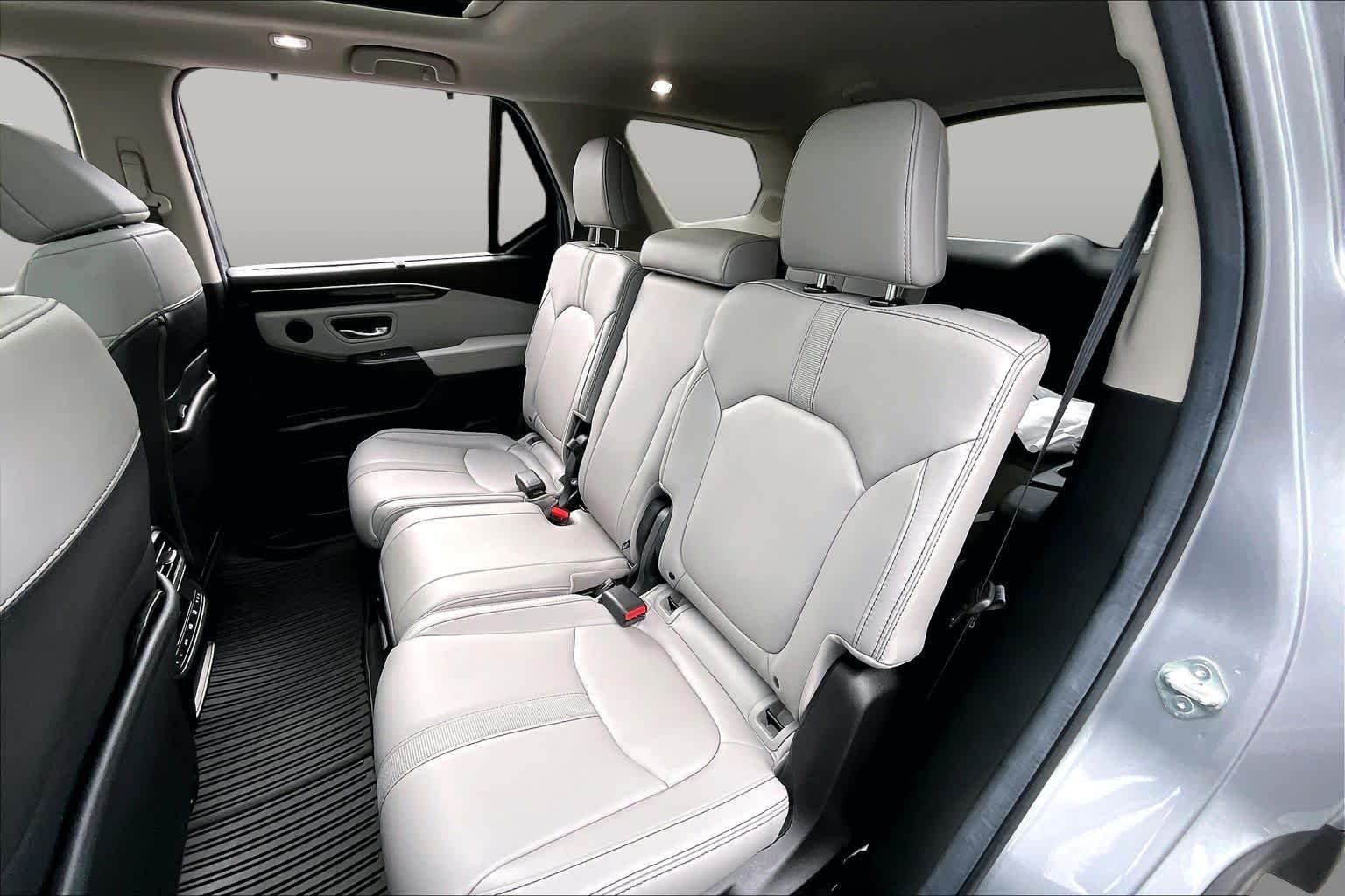 Used 2025 Lunar Silver Metallic Honda Touring image 19