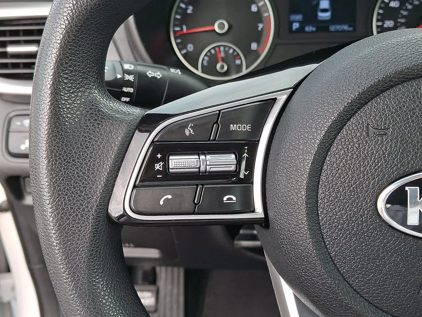 Used 2019 Snow White Pearl Kia LX image 21