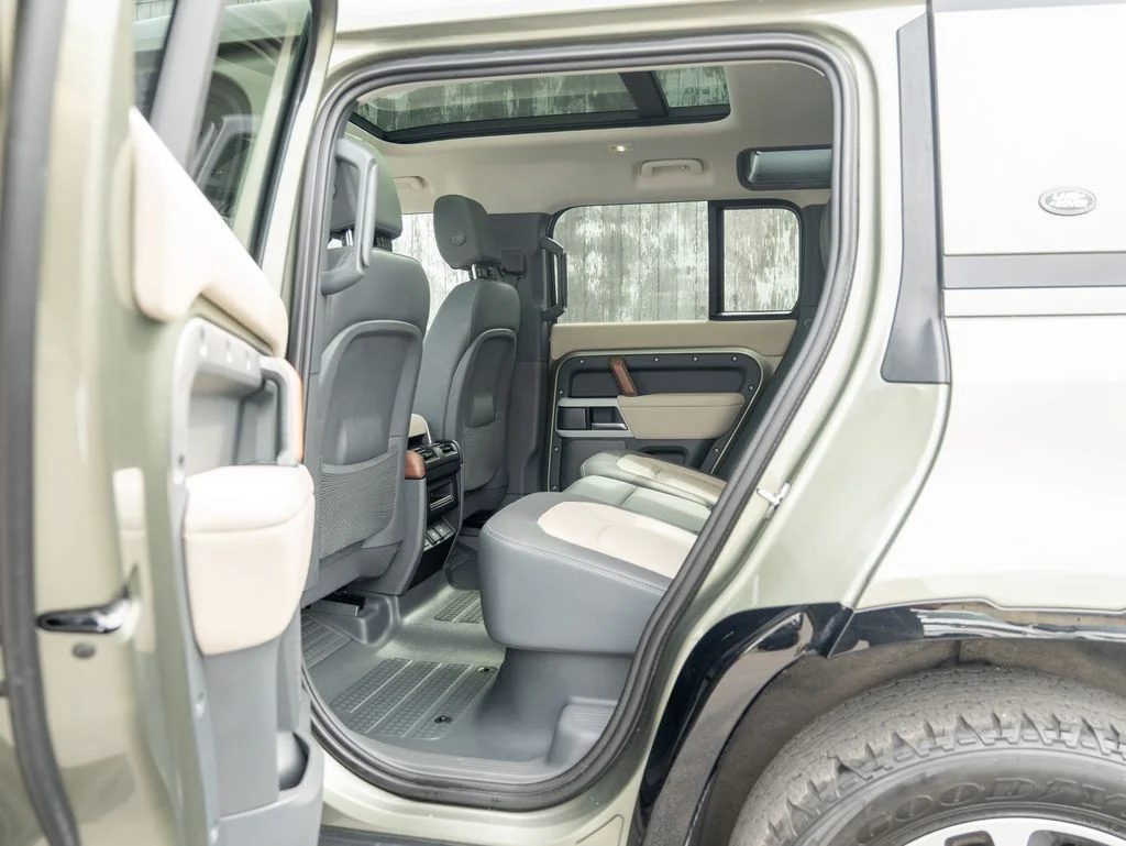 Used 2024 Green Land Rover X-Dynamic SE image 34