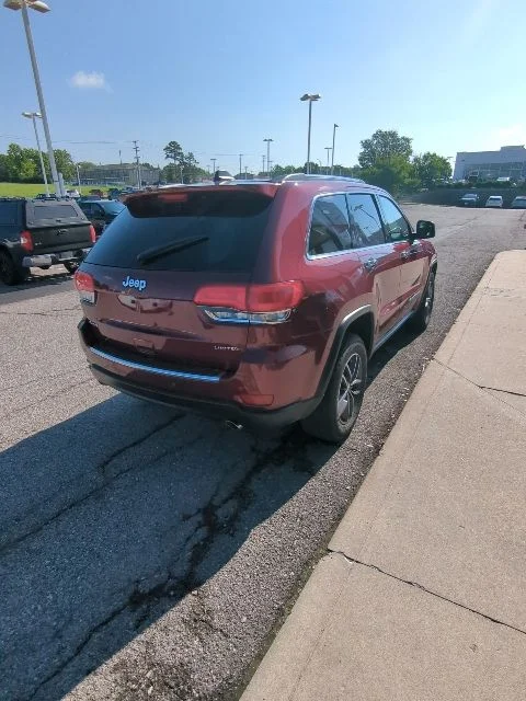 Used 2018 Red Jeep Limited image 9