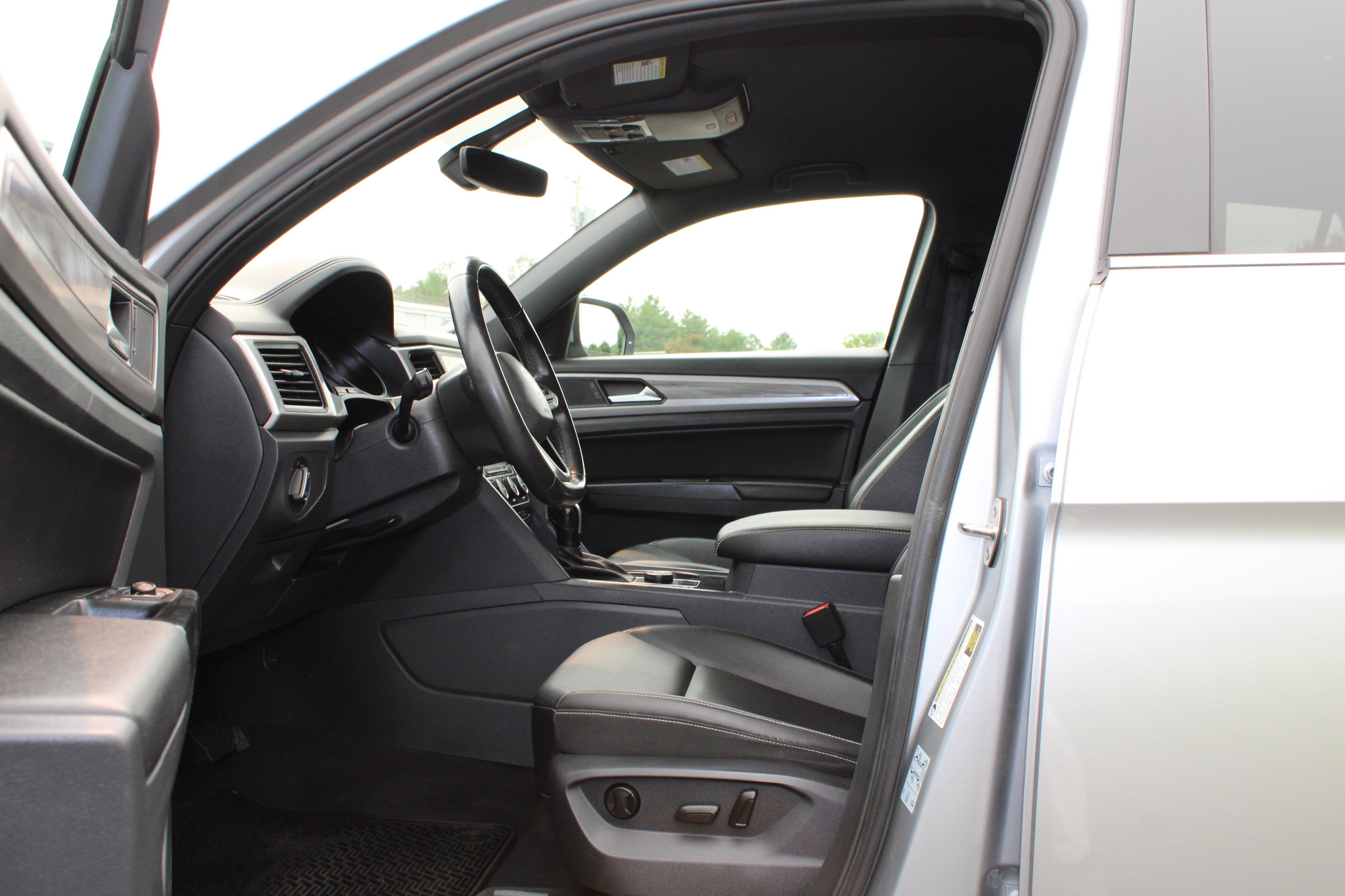 Used 2020 Silver Volkswagen 2.0T SE image 6