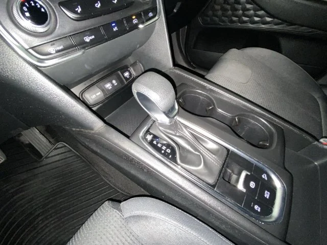 Used 2020 Red Hyundai SE image 19