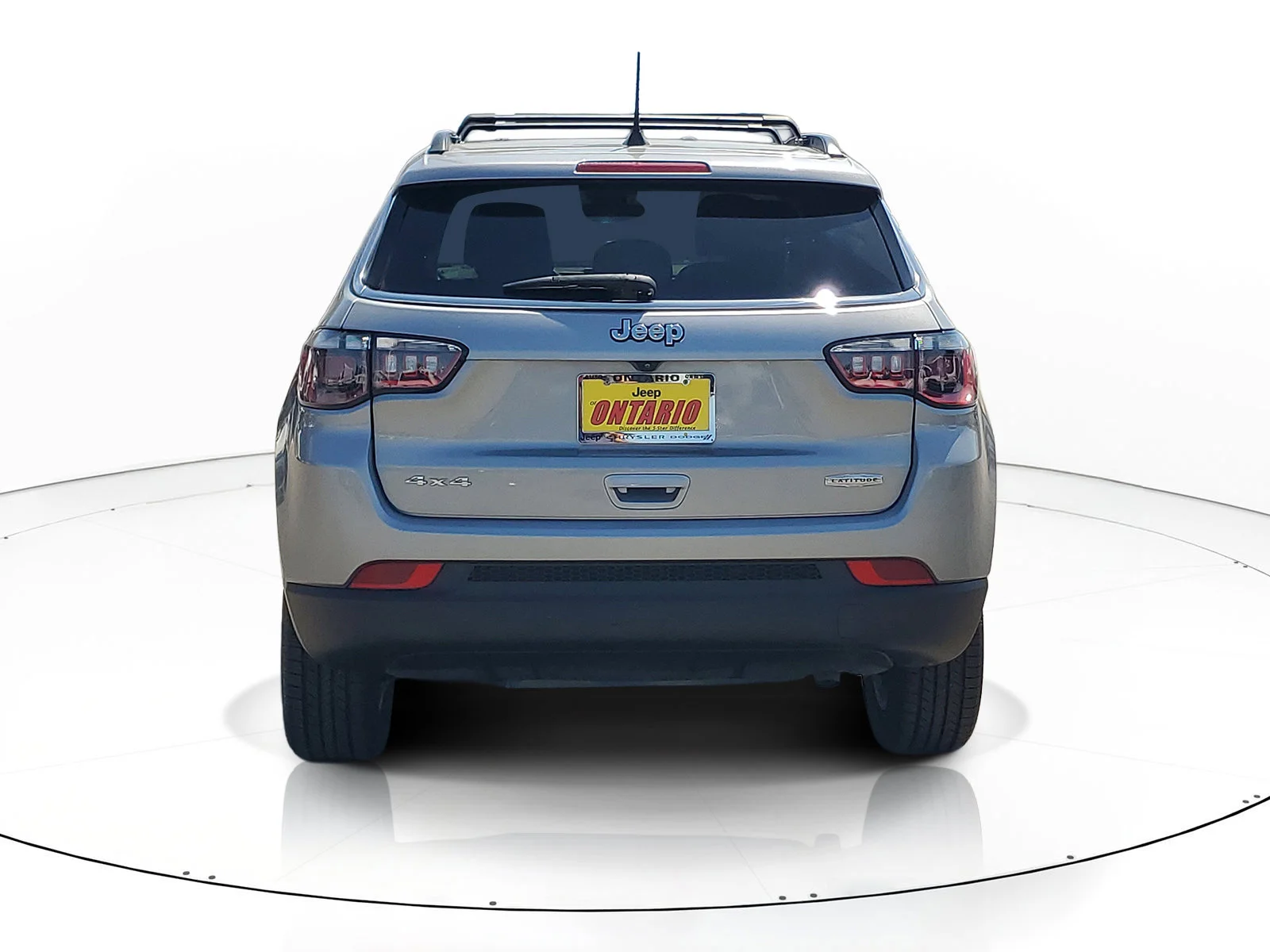 Certified Used 2022 Silver Jeep Latitude image 4