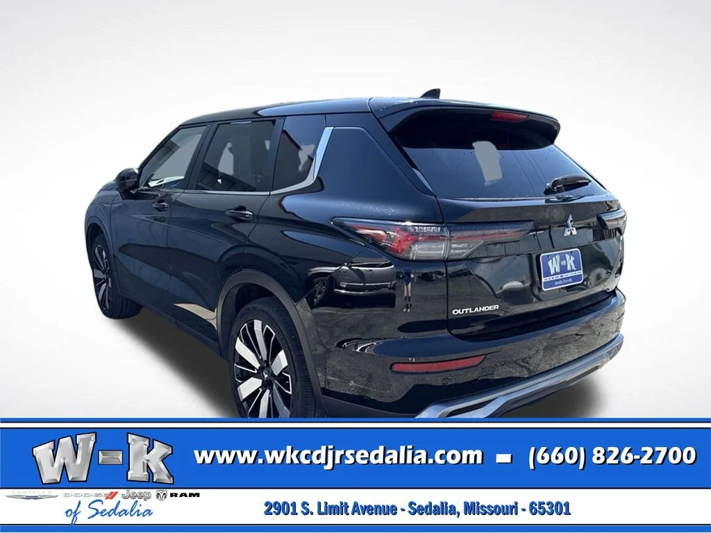 Used 2025 Black Mitsubishi SE image 9
