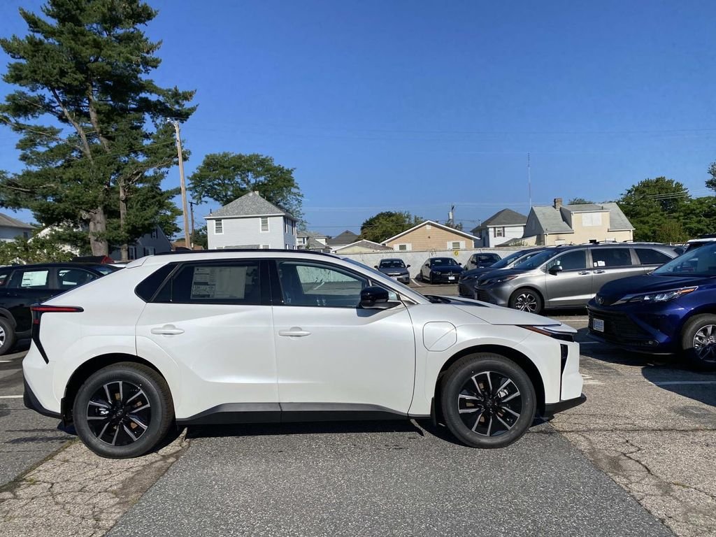 New 2026 Wind Chill Pearl Toyota XLE image 2